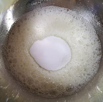 酸奶開花蛋糕，爽滑細(xì)膩，口感特別好，快來學(xué)！